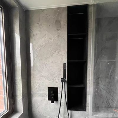Bagno nero a superficie solida, shampoo e sapone inserito, vassoio con scaffale