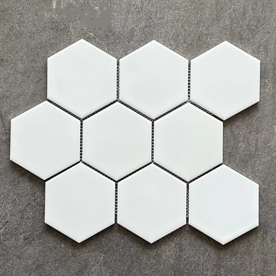 Stile di design moderno Piastrelle di pavimento esagonale in ceramica bianca pura con mosaico di vetro a nido di miele