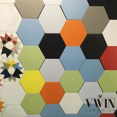 Stile di design moderno Piastrelle di pavimento esagonale in ceramica bianca pura con mosaico di vetro a nido di miele