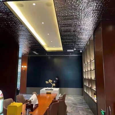 Modello di armadietto in legno per vini per l'hotel a domicilio in colore rosso e nero/oro personalizzato