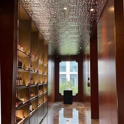 Modello di armadietto in legno per vini per l'hotel a domicilio in colore rosso e nero/oro personalizzato