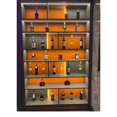 Modello di armadietto in legno per vini per l'hotel a domicilio in colore rosso e nero/oro personalizzato