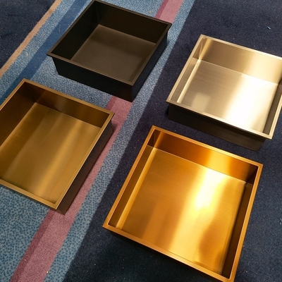 Niche in acciaio inossidabile a superficie spazzolata per doccia e asciugamani in bagno di design moderno